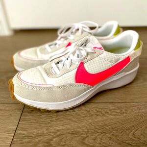 Women’s Nike Sneaker Waffle Debut Hot Punch pink